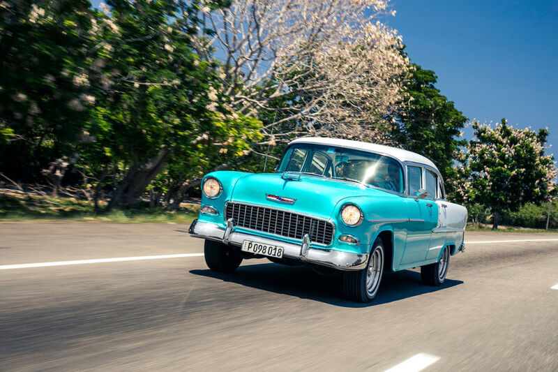Pedro cruist mit seinem hellgrünen Chevy Bel Air von 1954 die Küstenstraße von Havanna entlang. Nach der Revolution im Jahre 1959 dauerte es bis 2011, ehe die kubanische Regierung wieder einen Autohandel zwischen Privatleuten zuließ. Zuvor durften die Kubaner auch nur Autos besitzen, die vor 1959 eingeführt wurden. Seit 2014 dürfen nun Neufahrzeuge eingeführt werden, wobei der Staat das Einfuhrmonopol hält. (press-inform)
