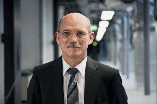 Steter Blick in die Zukunft: Prof. Klaus-Dieter Lang bleibt in einer Reihe von Arbeitskreisen, Fachgremien oder Veranstaltungen des Fraunhofer IZM weiterhin präsent. Steter Blick in die Zukunft: Prof. Klaus-Dieter Lang bleibt in einer Reihe von Arbeitskreisen, Fachgremien oder Veranstaltungen des Fraunhofer IZM weiterhin präsent.