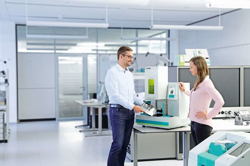 Die Beschriftung mittels Lasertechnik bietet vielseitige Anwendungsmöglichkeiten unter anderem in der Automatisierungstechnik und im Maschinenbau. (Phoenix Contact )