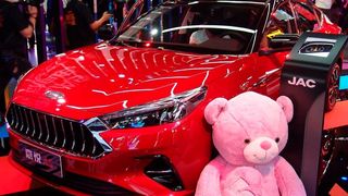 Die chinesische Marke Jac versucht in Guangzhou, ihre Produktdarbietung zu emotionalisieren. (Hörner/press-inform)