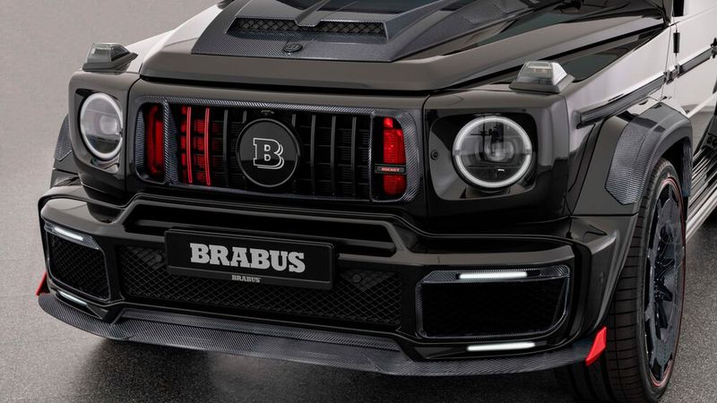 Außen gibt es martialische Anbauteile aus Karbon ... (Bild: Brabus)