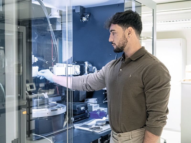 Le chercheur de l'EMPA Damien Terebenec analyse la structure des verres métalliques dans un diffractomètre à rayons X. (Source : EMPA)
