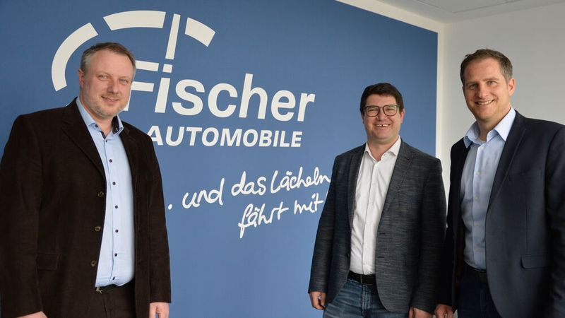 Fischer Automobile in Neumarkt in der Oberpfalz geht es um Prozessexzellenz, um bei den Kunden ein optimales Kauf- und Serviceerlebnis zu erzielen. Dafür hat das Unternehmen in Eigenregie eine neue Software entwickelt – ein Bestandsmanagement-System, das weit größere Teile des Vertriebsprozesses transparent für alle Mitarbeiter abbildet, als es der Name vermuten lässt. (Bild: Achter – VCG)