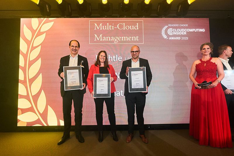 Für unsere Leser sind die besten Anbieter im Feld „Multi-Cloud-Management“ Bechtle (Platin), ServiceNow (Gold) und Red Hat (Silber). Neben Moderatorin Margit Lieverz freuen sich über ihren Preis in dieser Kategorie (von links) Hartmut Mueller (ServiceNow), Melanie Schüle (Bechtle) und Gregor von Jagow (Red Hat).  (Bild: krassevideos.de / VIT)