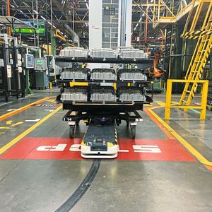 Bepackt mit Teilen für die Fertigung: So wie dieses AGV von Asti bei Ford in Valencia sieht man auch immer mehr Transportroboter in der Produktion.(Bild:  Asti)