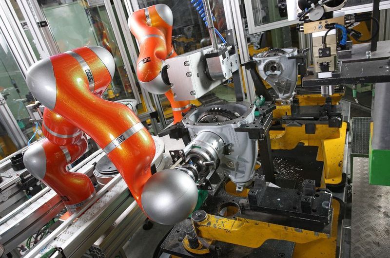 Kuka hat nicht nur die eigene Produktion umweltschonend ausgelegt, sondern auch die Roboter selbst konsequent für einen Ressourcen schonenden Betrieb entwickelt. Bild: Kuka (Archiv: Vogel Business Media)