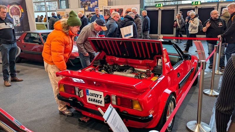 Ein echter Keil war der Fiat X1/9 schon immer. Heute ist er ein ziemlich seltener. Den kuckt man sich schon mal genauer an. (Bild: Dominsky – VCG)