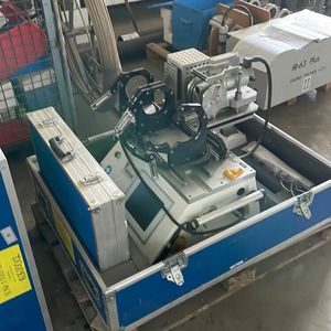 Das ist die auch im Text erwähnte Infrarotschweißmaschine Agru SP 100-S, die es noch bis zum 12. Juli zu ersteigern gibt(Bild:  Surplex)