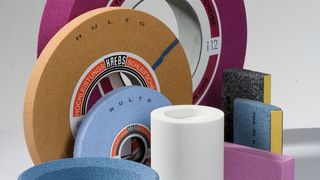 Auswahl konventioneller Schleifscheiben von Krebs & Riedel, die mit ihrem kühlen Schliffverhalten verschleißresistenter sind als herkömmliche Scheiben.  (Bild: Krebs & Riedel)