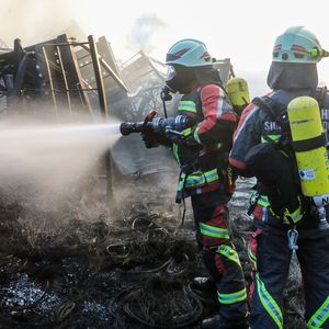Einsatzkräfte der Feuerwehr löschten auch am Montagmittag noch letzte Glutnester.(Bild:  picture alliance/dpa | Thomas Warnack)