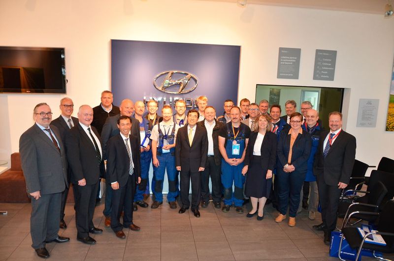 Die Teilnehmer zusammen mit den Hyundai-Verantwortlichen. (Bild: Hyundai)