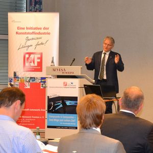 Die homogene Mischung von Kunststoffen und funktionalen Additiven – der Compound – glänzt dabei durch seine Verarbeitungseigenschaften. Aber die Faserverbundwerkstoffe mit polymerer Matrix – die Composite – spielen ihre Vorteile meist bei den Bauteileigenschaften aus, wie Dr. Thomas Zeiler von der Maincor AG und Vorstand des Kunststoffnetzwerk Franken (KNF), ausführte.