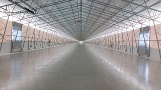 Trotzdem hat Nokian zusätzlich eine 700 Meter lange Halle gebaut, in der Eistests unter kontrollierten Bedingungen stattfinden können. (Bild: Rosenow/»kfz-betrieb«)