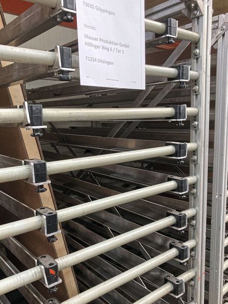 Mink liefert die Bürstenplatten vorsortiert in Wägen an, sodass bei Mauser die Platten nur noch auf den Bürstentisch gelegt werden müssen. (Bild: Stefanie Michel)