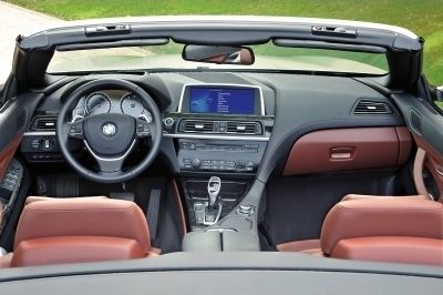 Der Fahrer blickt auf ruhig gestaltete Rundinstrumente, während ein riesiges Zentraldisplay die I-Drive-Funktionen verwaltet. (Archiv: Vogel Business Media)