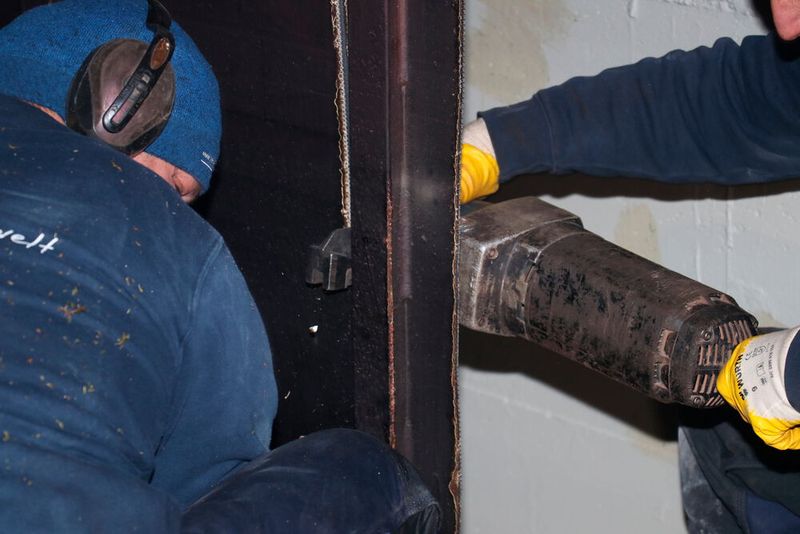 ...Dann hilft das Eigengewicht beim Vortrieb, wodurch die beide Jehle-Mitarbeiter Kraft sparen. (Bild: Trumpf)