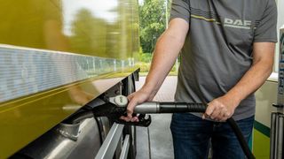 Neue DAF-Lkw können mit HVO in Reinform betankt werden. (Bild: DAF)