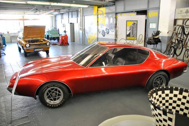 Eine Designstudie für den Manta B aus dem Jahr 1971. Sie verfügt (wie amerikanische Vorbilder) über ein Targadach und eine klappbare Heckscheibe. (Dominsky)