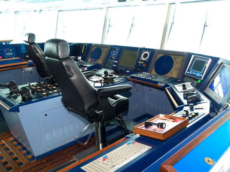 Blick in die Kommandobrücke der „Schleswig-Holstein“. (S. Häuslein/konstruktionspraxis)
