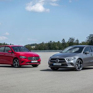 Mit A 250 e (li.) und B 250 e bietet Mercedes zwei Plug-in-Hybride mit verlgeichsweise hoher E-Reichweite.