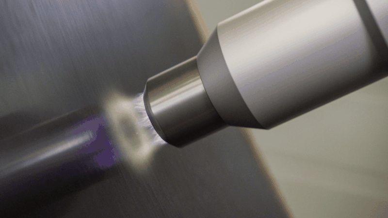 Kontaktfreie Atmosphärendruck-Plasma-Vorbehandlung einer CFK-Oberfläche.(Bild:  Fraunhofer IFAM)