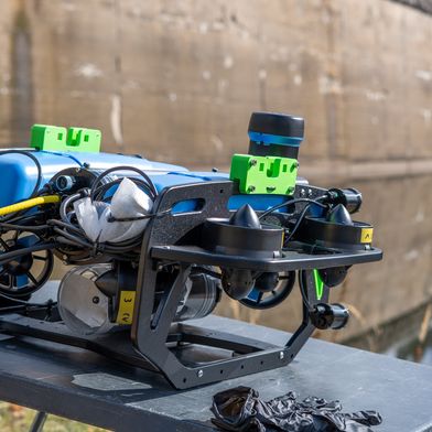 Tauchroboter der TU Bergakademie Freiberg vor seinem ersten Tauchgang an der Talsperre Malter (Bild: Andreas Hiekel/TUBAF)
