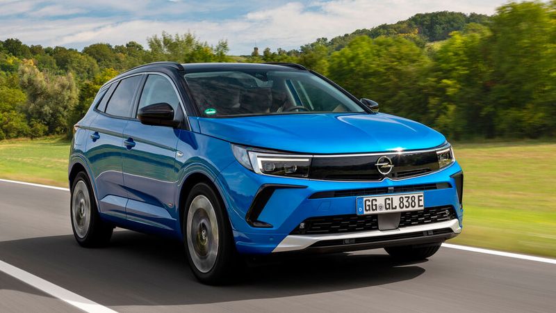 Der Grandland grüßt jetzt mit dem sogenannten Vizor-Gesicht des kleineren Mokka. (Bild: Opel)