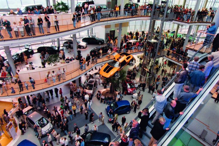 Die Mercedes-Welt Berlin erstreckt sich am Salzufer über viele Etagen. (Foto: Mercedes-Benz)