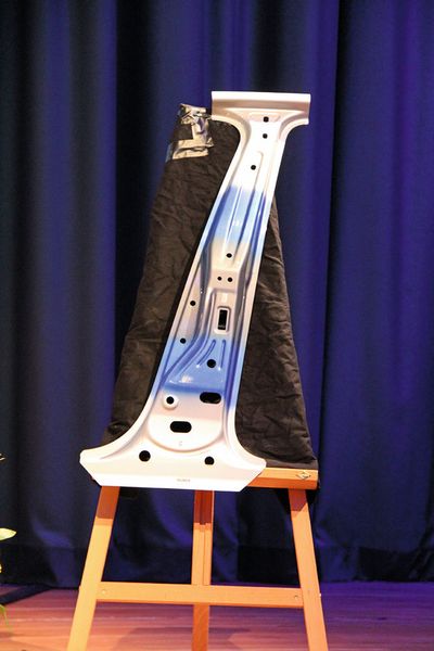 Kaltwalzplattierte Werkstoffe ermöglichen Produkte mit neuartigen Eigenschaften, beispielsweise diese B-Säule für ein Automobil. (Bild: Itasse)