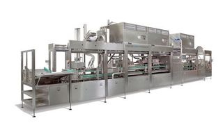 Optimierte Leistung: Die neue Version der Combiseptic 81 von Oystar Gasti arbeitet kontinuierlich und füllt und verschließt bis zu 18000 Becher pro Stunde. (Archiv: Vogel Business Media)