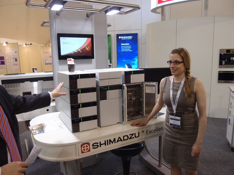 Dr. Gesa Schad, LC-Produktspezialistin Europa bei Shimadzu, mit dem neuen Nexera-e HPLC-System. (Bild: LABORPRAXIS/Platthaus)