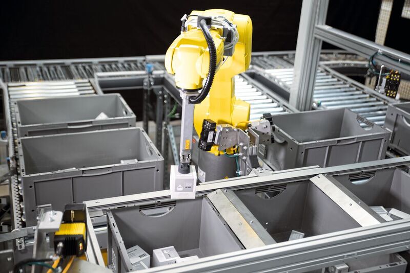 Die intelligente Robotikapplikation von SSI Schäfer ermöglicht nach der Weiterentwicklung mit 900 Picks pro Stunde die höchste am Markt verfügbare Leistung in der Einzelstückkommissionierung bei gleichzeitig 100-prozentiger Produktverifizierung. (Bild: SSI Schäfer)