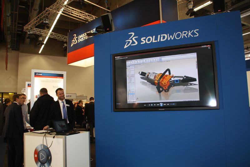 Dassault Systèmes hat auf einem 250 m² großen Stand mit insgesamt 20 Arbeitsplätzen nahezu alle Software-Anwendungen aus dem Hause gezeigt. (Bild: M. Zwettler, konstruktionspraxis)