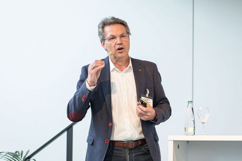 16. Anwenderkongress Steckverbinder: Der Tag 2 auf dem Steckverbinderkongress 2022 hatte den Themenschwerpunkt auf Oberflächen und Werkstoffen. Das umfasste die Konfektion Schwerer Steckverbinder für den Schaltschrankbau ebenso wie Hochstromkontakte für die E-Mobilität und funktionalisierte Oberflächen im Einsatz auf der ISS im Weltraum. (Bild: Elektronikpraxis)