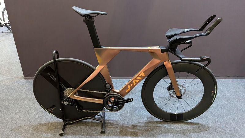 Eine High-end-Maschine und Traum in Aluminium und Carbon. Woher der kommt? Nein, nicht aus Italien, Frankreich oder Deutschland. Auch nicht aus Tschechien, was man Blick auf den Markennamen Java vermuten könnten. Nein, dieses Rad kommt aus China. Die Marke Java hat sich auf die Fahnen geschrieben, Fahrräder neu gestalten wobei Innovation, Design und Technologie im Vordergrund stehen. (Bild: Dominsky – VCG)