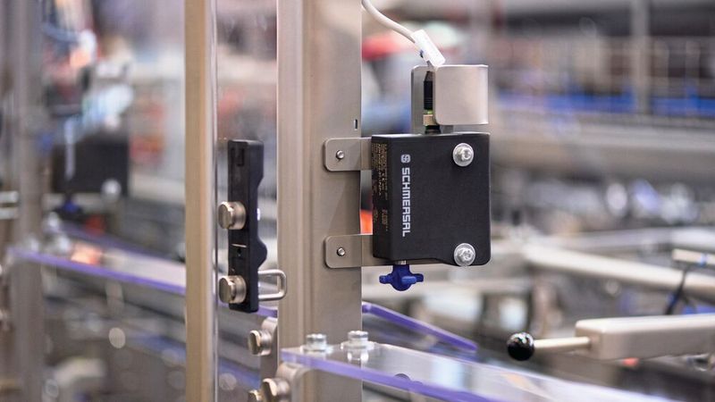 Flexibel einsetzbar und hygienegerecht: Der AZM 300 mit seinem kreuzförmigen Betätiger kann von drei Seiten angefahren werden. (Bild: Schmersal)