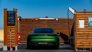 Bislang können nur wenige Autos wie der Porsche Taycan ultraschnell laden. (Bild: Porsche)