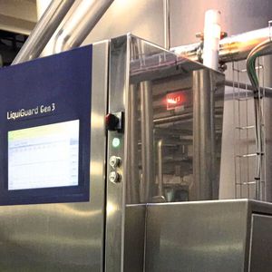 Beim Einbaurahmen für den ultraflachen Touchscreen ist allerhöchste Fertigungskompetenz gefordert. Der Übergang vom Blech zum Bildschirm fühlt sich an, wie aus einem Guss.(Bild:  Dausch)