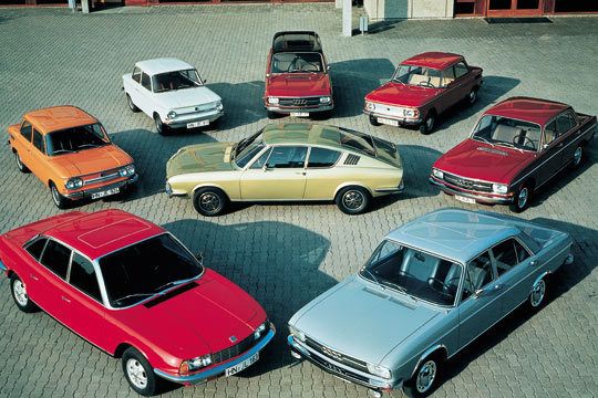 Die Modellpalette der Audi NSU Auto Union AG von 1971 (im Uhrzeigersinn): NSU Ro 80, NSU Prinz 100 TT, NSU Prinz 4, Audi 75 Variant, NSU 1200, Audi 60 L, Audi 100 LS, Audi 100 Coupe´ S (Mitte). (Archiv: Vogel Business Media)