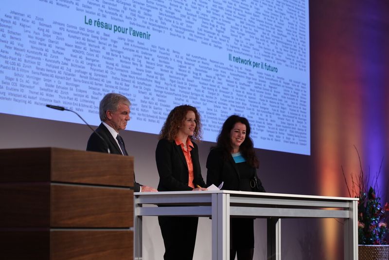Eveline Kobler, Wirtschaftsredaktorin SRF, Heini Portmann, CVT Myanmar Präsident und Maya Tissafi Stv. Direktorin DEZA führten ein Gespräch mit den Publikum über das Schweizer Berufsbildungssystem. (Bild: SMM)