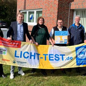 Die Verkehrswacht Aschendorf-Hümmling, das Polizeikommissariat Papenburg, die Prüforganisationen und die Kfz-Innung Aschendorf-Hümmling rufen gemeinsam erneut dazu auf, im Oktober am kostenfreien Lichttest in den Kfz-Meisterbetrieben und den Prüfstellen der Überwachungsorganisationen teilzunehmen. V.l.: Lothar Kammer (Polizei), Pascal Albers (Kfz-Geschäftsführer), Verena Falkenstein (Verkehrswacht), Markus Ahrens (Kfz-Obermeister), Holger Schouwer (TÜV Nord) und Lars Bunte (Kfz-Vorstandsmitglied).(Bild:  Kfz-Gewerbe Schaumburg)