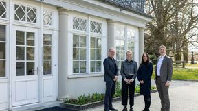 Erfolgreiche angewandte Forschungs-Zusammenarbeit in Bern wird verlängert – Unterzeichnung der Vereinbarung zwischen Insel Gruppe, UniBE und CSEM. (V.l.n.r: Jens Krauss, VP Medtech bei CSEM; Prof. Dr. Virginia Richter, Rektorin der Universität Bern; Prof. Dr. med. Jennifer Diedler, CEO der Insel Gruppe; und Dr. Alexandre Pauchard, CEO CSEM). (Bild: CSEM)