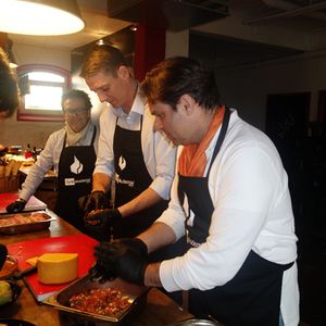 ....überlassen Hans Christian Asemissen, ALSO, und Michael Frey, freyraum, das Grillen.(Bild: IT-BUSINESS)