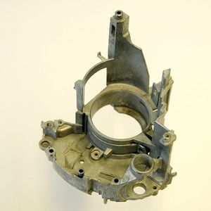 Bild 5a: Druckgegossener Halterahmen aus Zink für die Automobilindustrie.