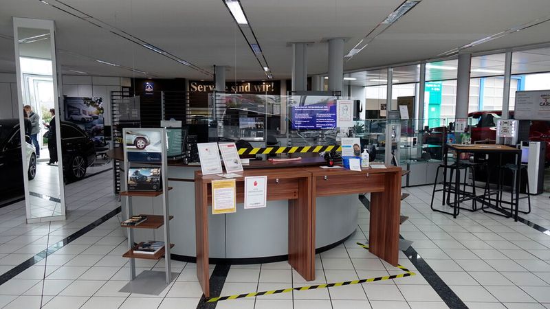 Die Kunden werden umfangreich über die Hygienemaßnahmen informiert und können sogar einen Mundschutz mit Göbel-Logo erwerben. (Bild: Rosenow/»kfz-betrieb«)