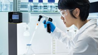 Abb.1: Das aktuelle Arium Pro VF Reinstwasser-System (l.); mit einem Vorgängermodell wurden die vorliegenden Untersuchungen durchgeführt. (Bild: Sartorius)