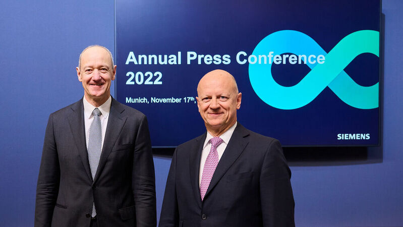 Zu Beginn der Jahrespressekonferenz am 17. November 2022: Siemens-Vorstandsvorsitzender Roland Busch und Finanzvorstand Ralf P. Thomas im Auditorium des Siemens-Headquarters in München.