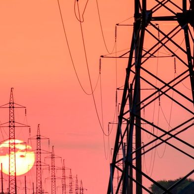 Deutsche müssen für Strom viel Geld hinblättern, was natürlich besonders für energieintensive Unternehmen der Industrie fatal ist. Die Bundesregierung will heute deshalb ein Entlastungspaket schnüren. Doch die Begeisterung darüber, wie das laufen soll, hält sich in Grenzen ... (Bild: Netzpower)