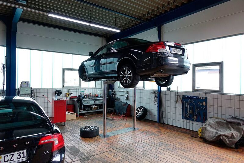 Die „normale“ Werkstatt kümmert sich um ältere Autos und größere Reparaturen. Uwe Amthauer will sie aber trotzdem nach dem VPS-Vorbild umbauen. (Rosenow/»kfz-betrieb«)