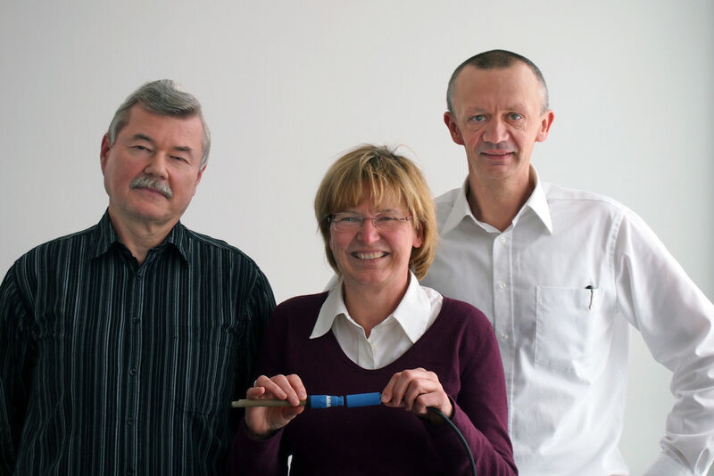 Lothar Auerswald, Ingrid Wunderlich und Dr. Torsten Pechstein (von links) haben einen bedienerfreundlichen Bajonettverschluss für das Verbindungskabel zwischen Sensor und Messumformer entwickelt. (Bild: Endress+Hauser)